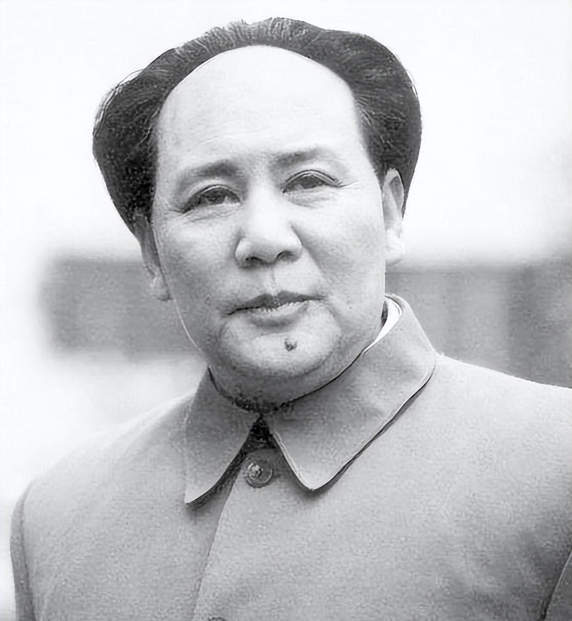 90年，李讷临行前哭倒在古月怀里，古月轻声安慰：我理解你，这一幕令人动容！
19