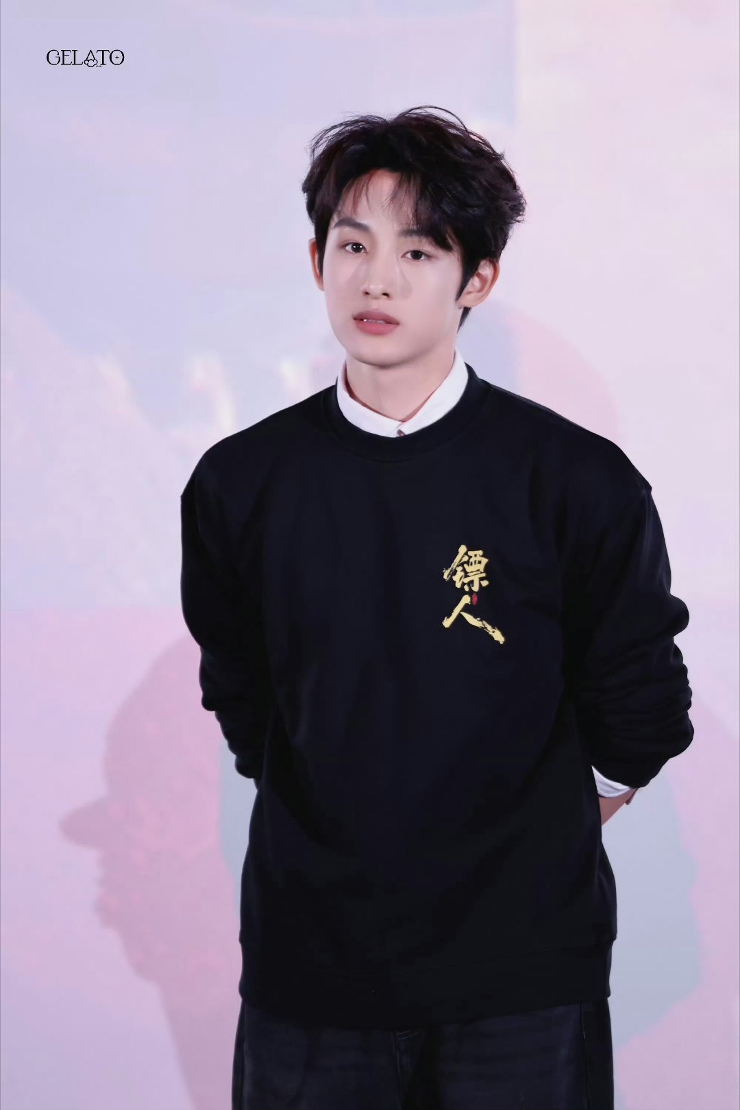 董思成镖人路演跳刀马舞动作干脆利落、节奏踩得超稳，跳舞实力真的没话说，又帅又有范