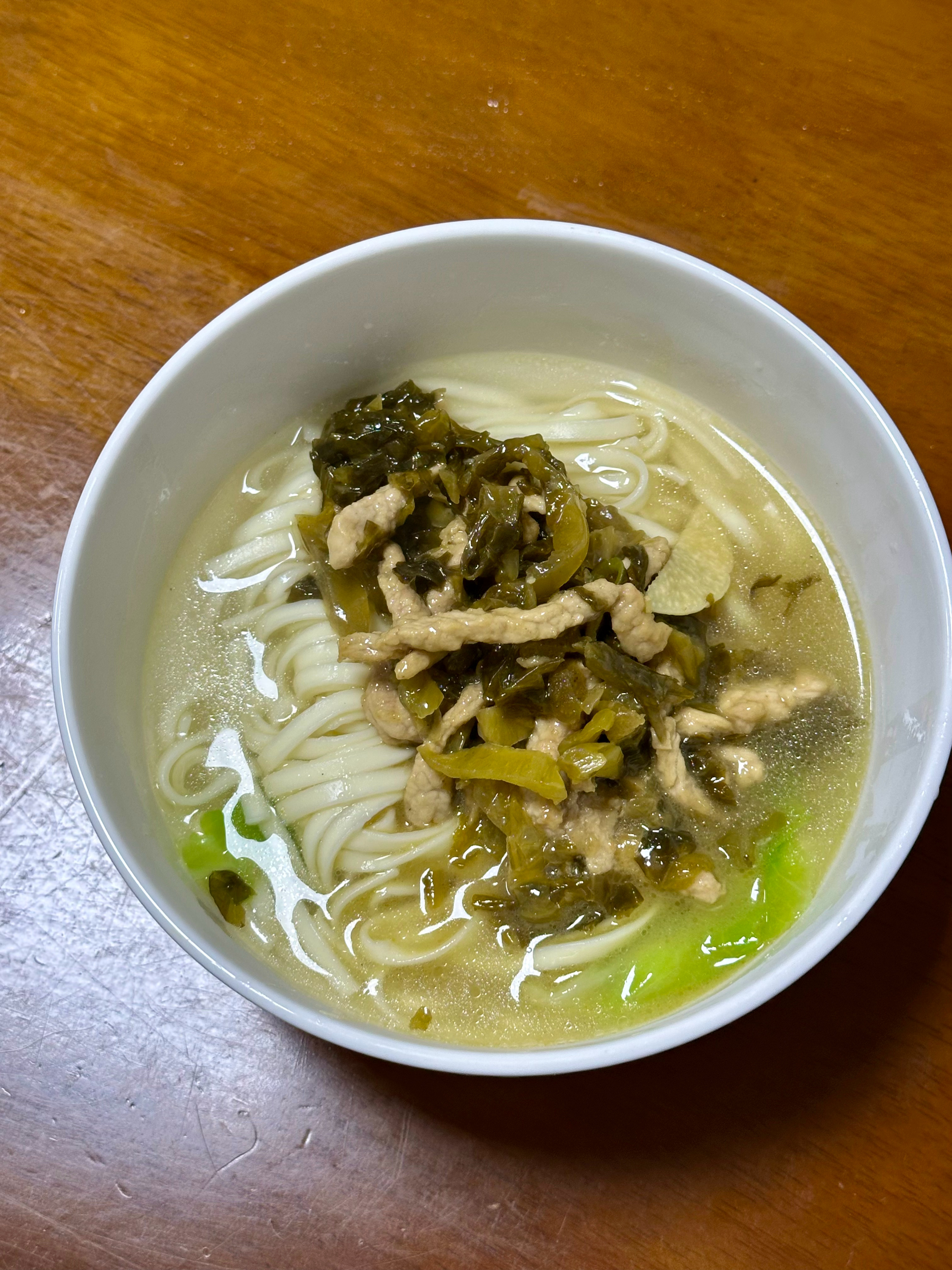 还有多少成都朋友记得酸菜肉丝面？晚上炒的臊子没有采取收汁亮油做法，自己在屋头吃少