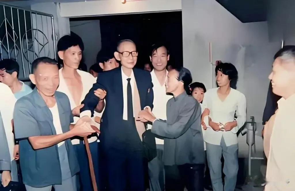 1990年9月，“红军第一叛将”龚楚，终于获准回到故乡得享晚年时候的照片，能够实