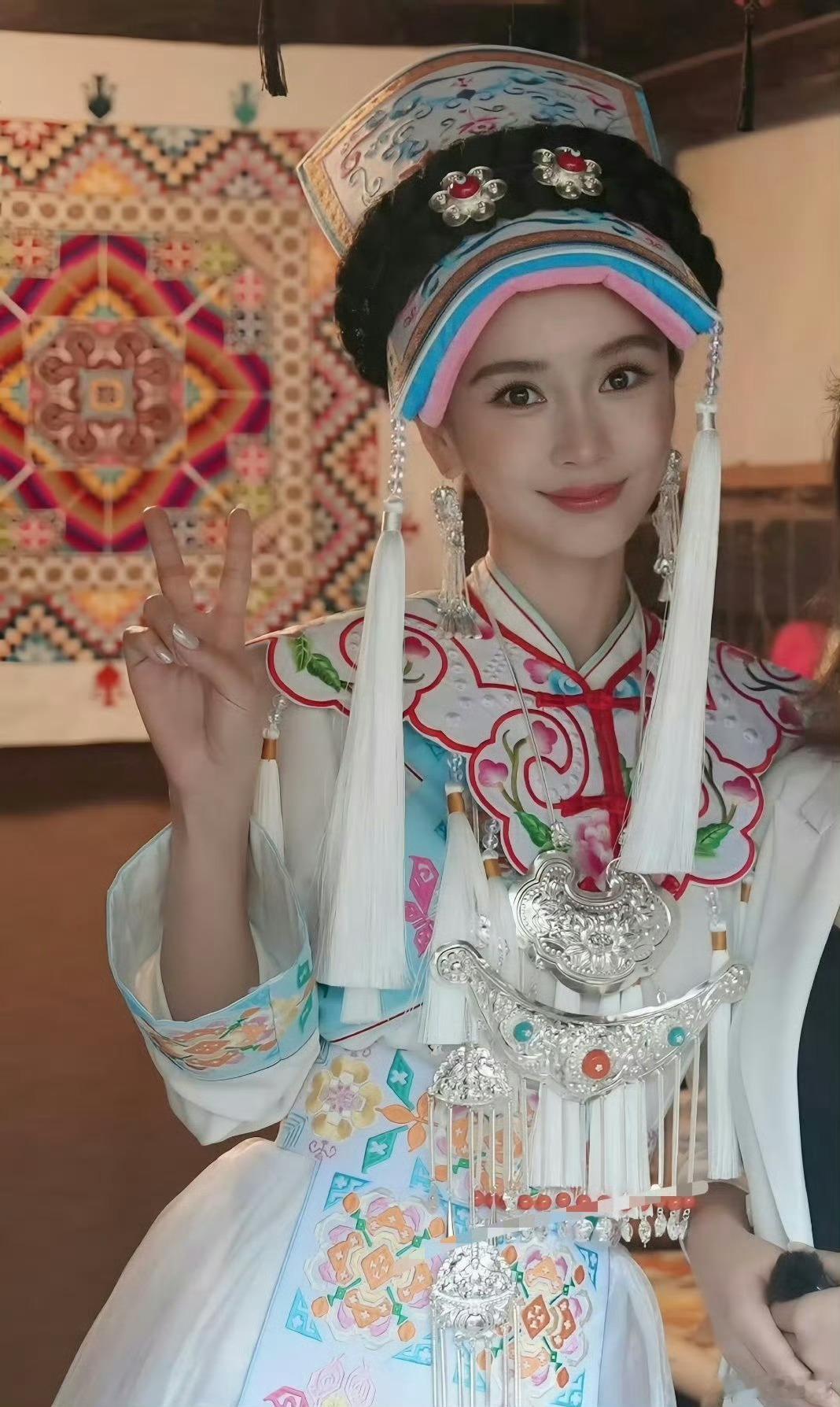 Angelababy羌族服饰路透完全美神降临