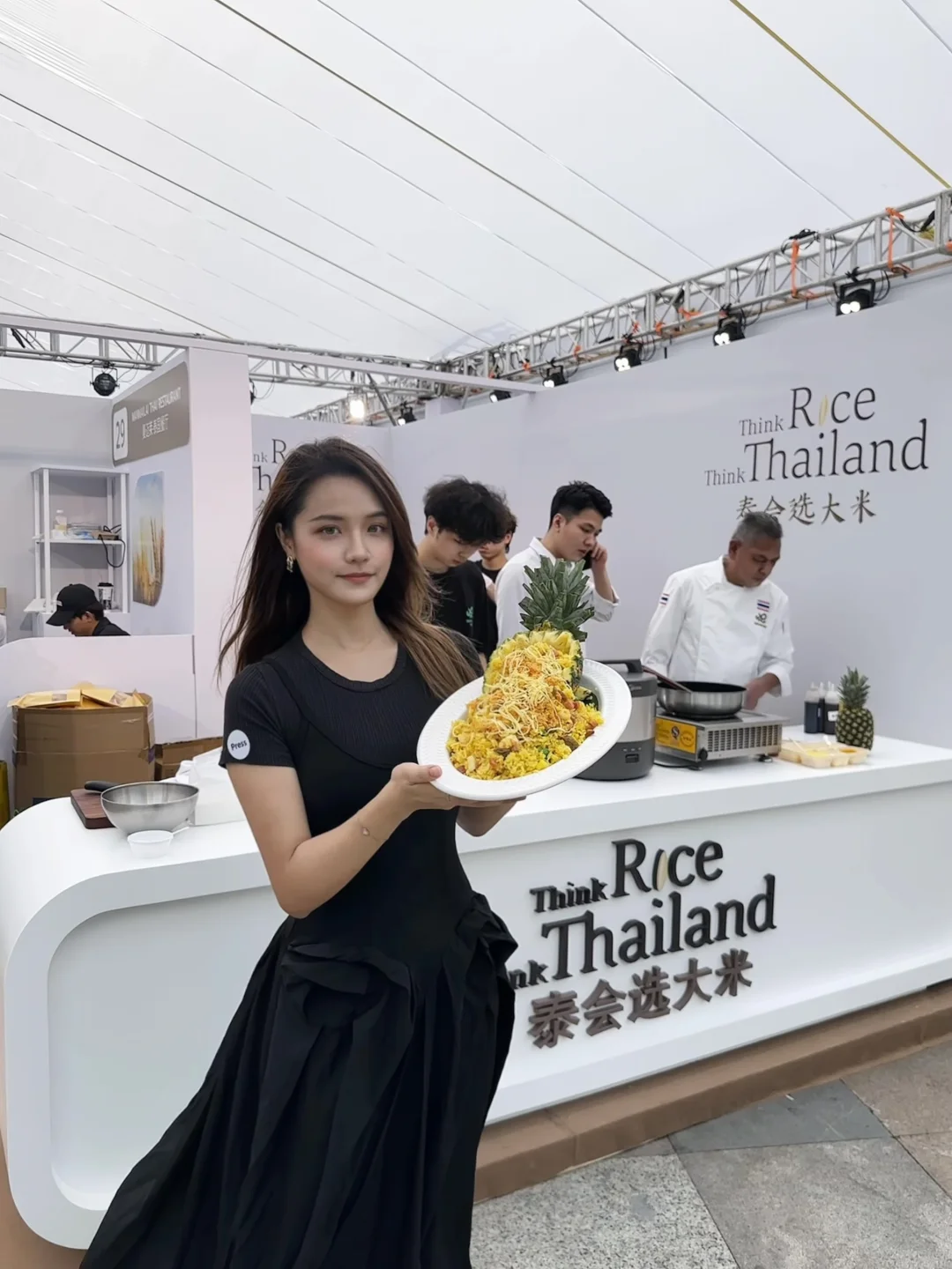 泰国大厨现场炒饭🇹🇭路过就能尝到热乎的