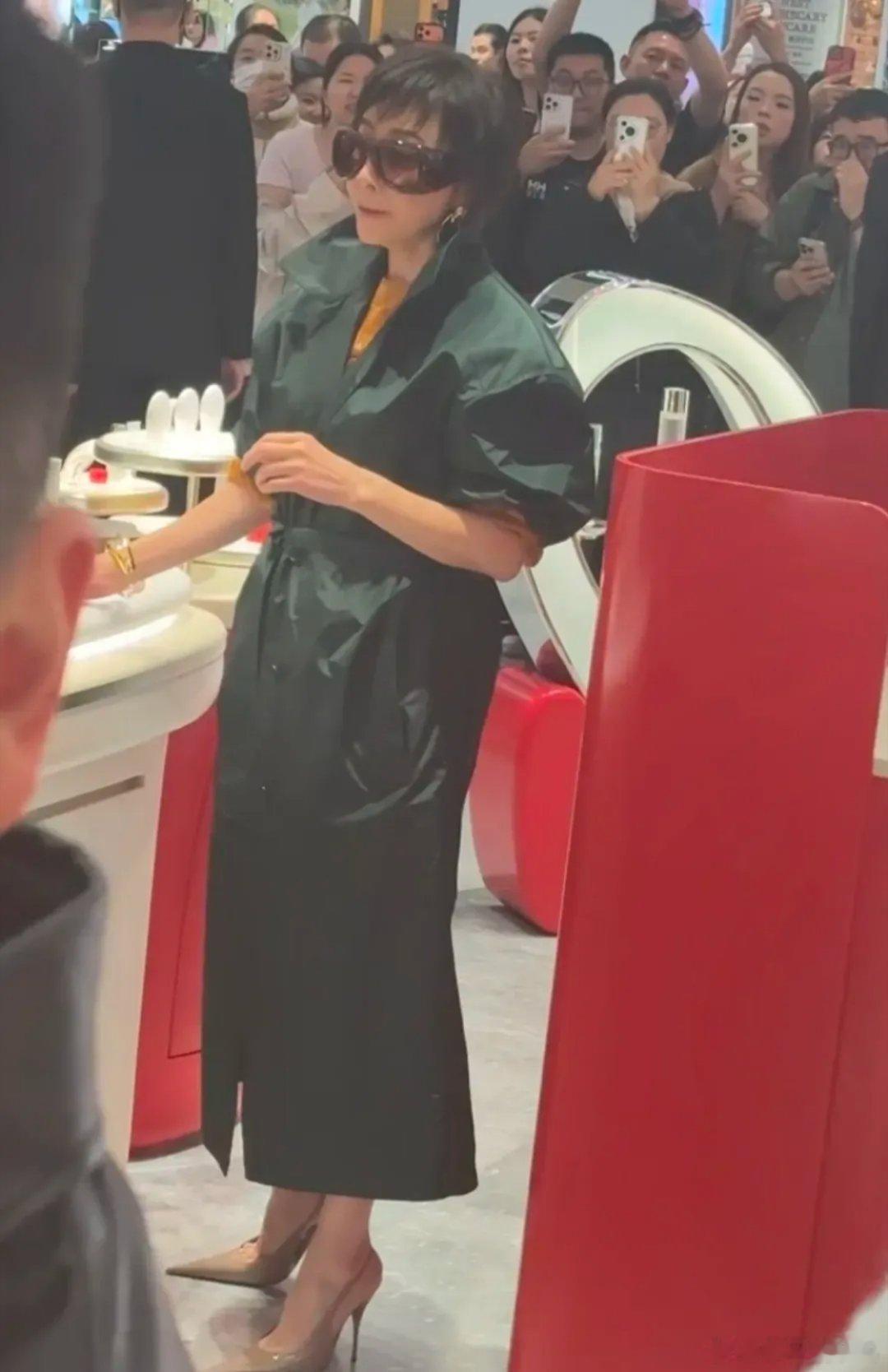 刘嘉玲现身北京SKP出席活动，看了她的生图才觉得，女明星真的别随便动脸。她身穿墨