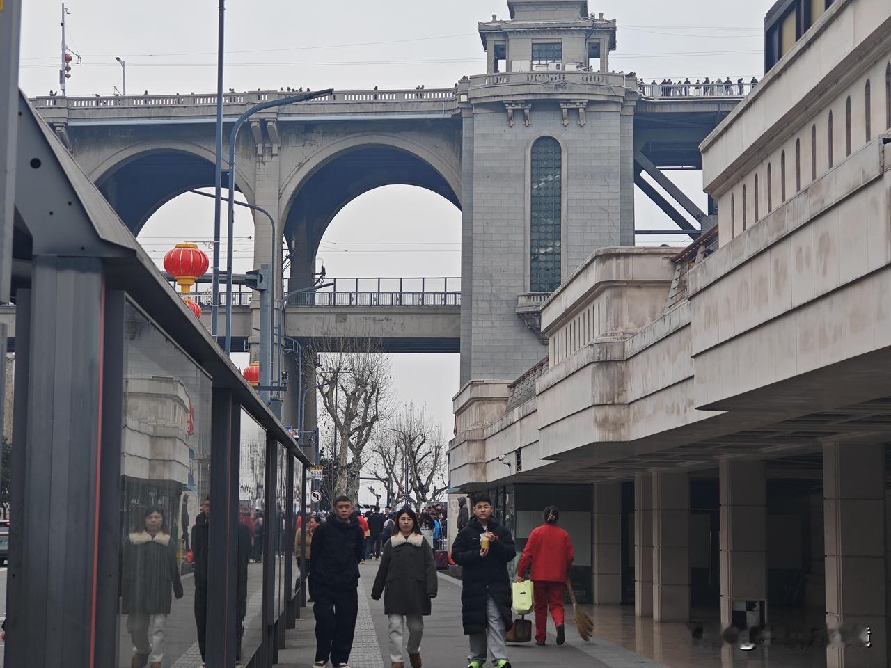 散户赚饱了，这你也相信。