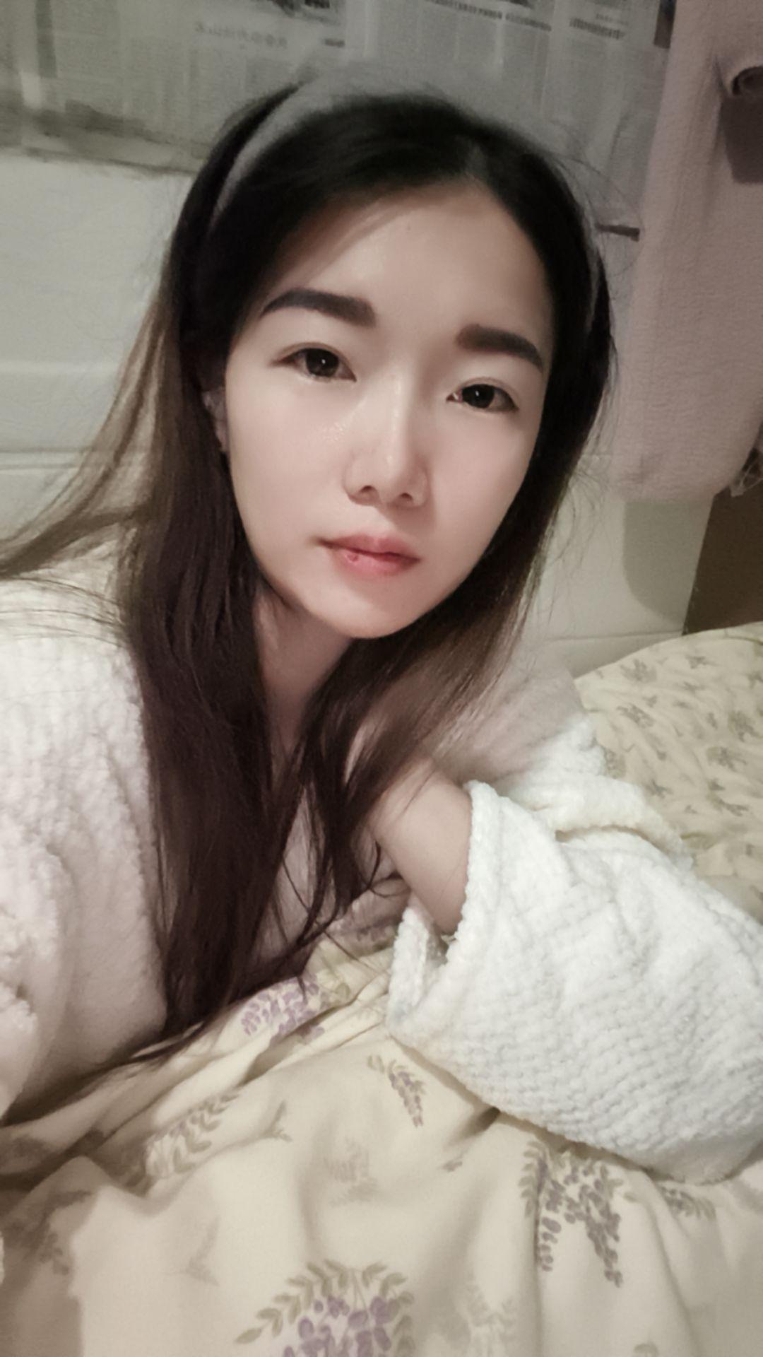 明知夕阳留不住，却将心事赋黄昏 如若再回初见时，只看黄昏不看人