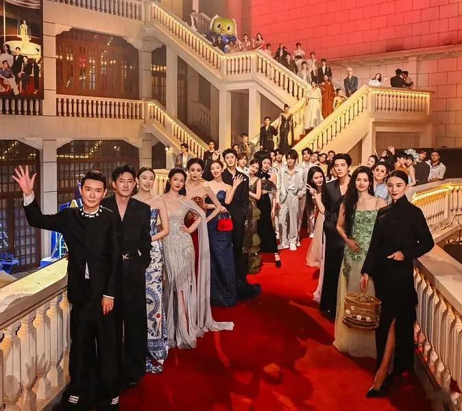 #GQ大合影# GQ大合影真的是给我们带来一些惊喜，而且能够看到了这么多明星的同