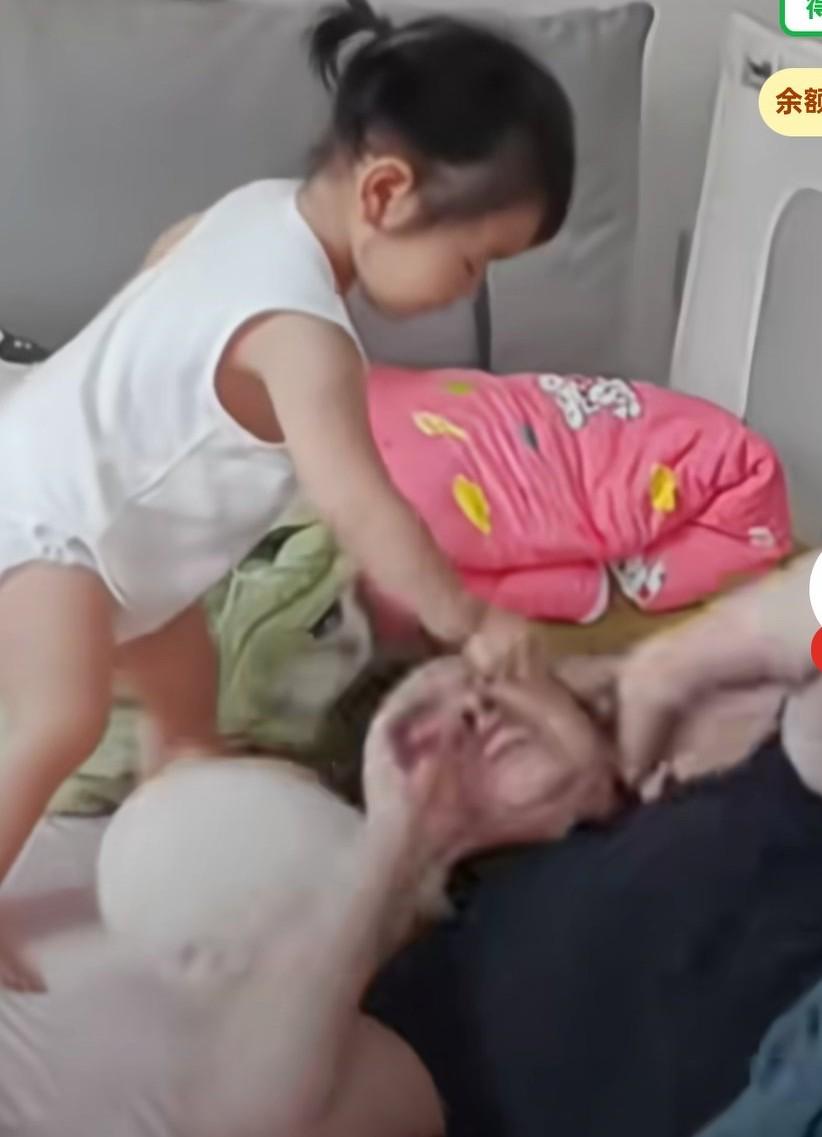 妈妈以为女儿在和自己闹着玩，就没有注意，
下一秒女儿拿着棉签对着妈妈的耳朵狠狠一