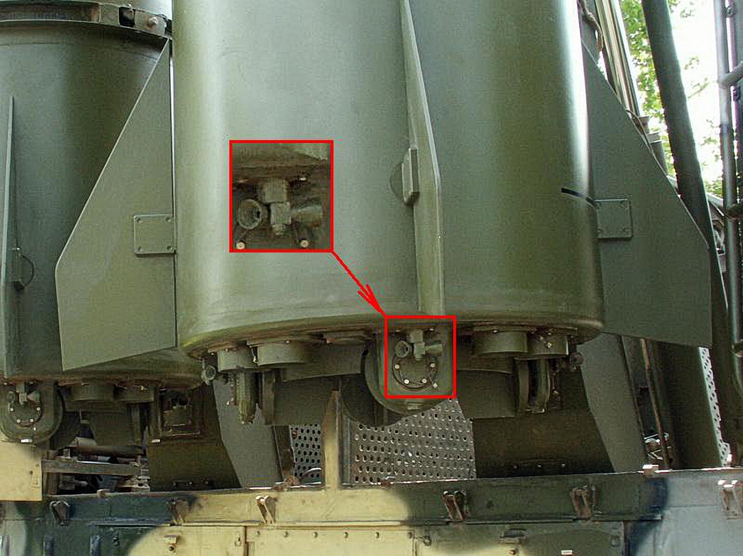 #导弹制造技术# 9M723尾部每个燃气舵转轴附近有2个小喷嘴，末段能喷射燃气改