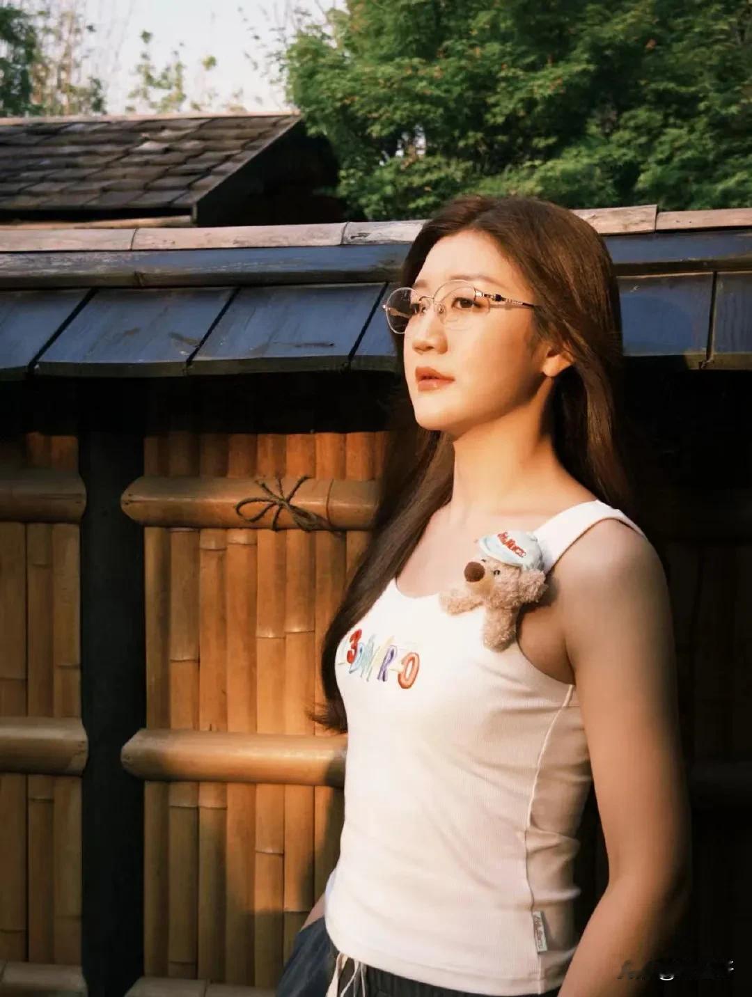 陈梦的初夏：小院里的“暂停美学”
 
五月的风掀开了蝉鸣的序章，乒乓球奥运冠军陈