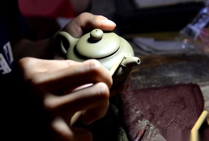 95年，南京夫子庙，一把紫砂壶，标价500。
一模一样的，我家酒柜里就供着一把。