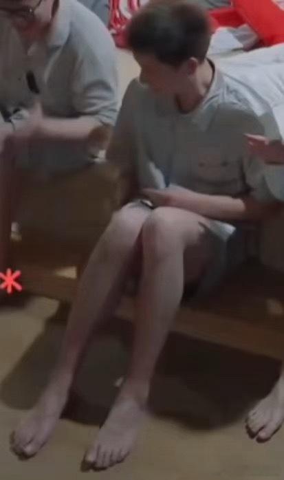 卧槽我真不是恋足癖但是这个大脚片子咋这么萌。。 