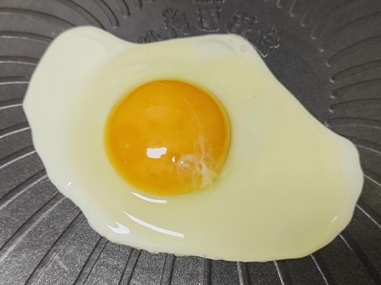我怀疑卖鸡蛋的老板每次都在骗我的钱。我家楼下的副食摊位，鸡蛋论个或者论盘出售，我
