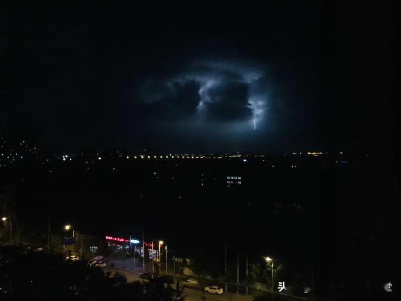 这天空惊雷不断，跟放鞭炮似的，感觉真有“出土的雷神”在大闹天宫。想起小时候，一听