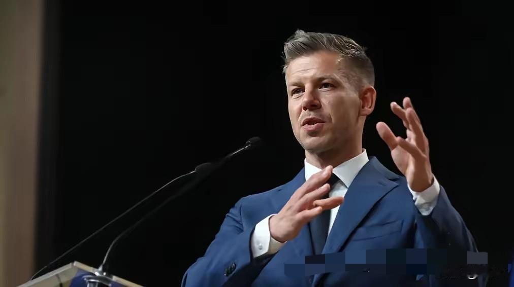 马扎尔强势撵人
​马扎尔已经公开要求匈牙利总统、最高法院首席大法官、宪法法院院长