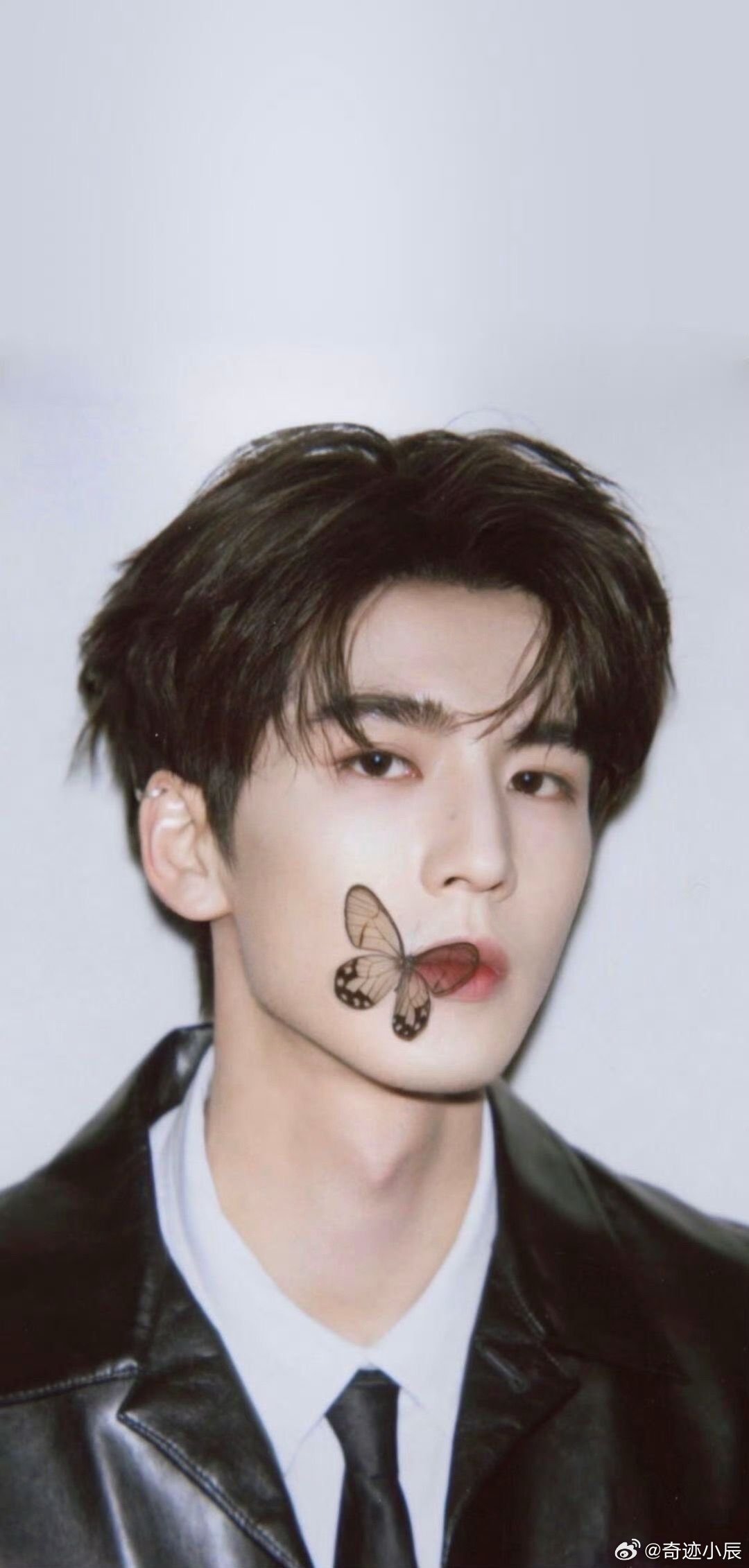 谢征替张凌赫买单第一次见到爱豆用脸帮粉丝买单 张凌赫的颜值真的封神！眉眼精致、轮