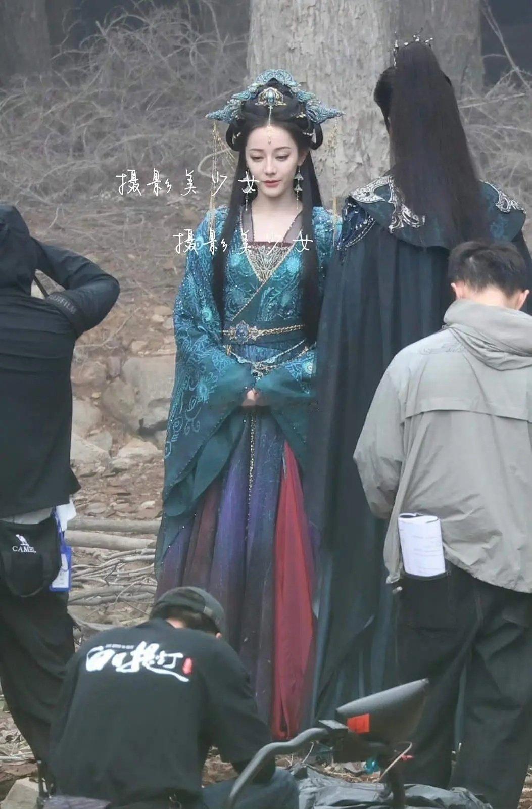 网友辣评迪丽热巴新造型像黑山老妖，你怎么看？ ​​​