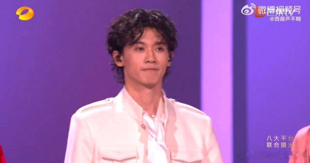 何老师的下班计划：失败！那英华晨宇为选手硬核维权，直播现场改赛制，何老师：你们这