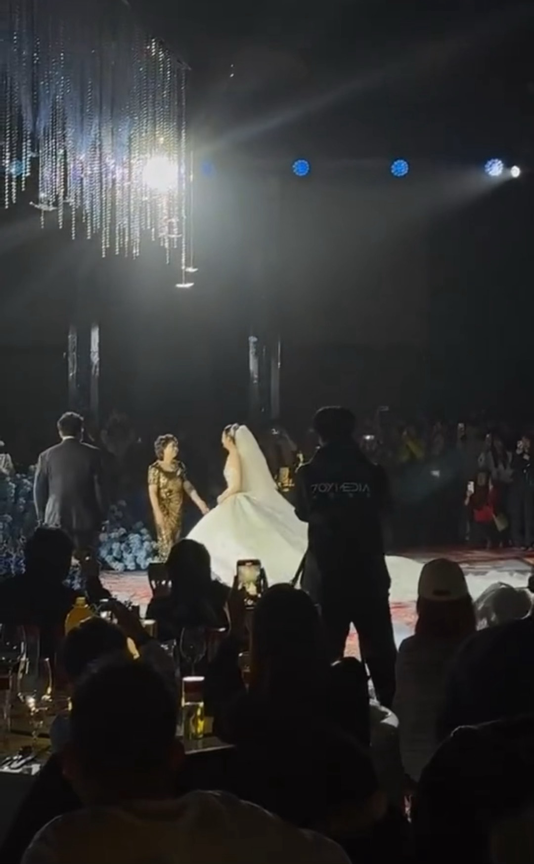 呜呜好感人啊～黄雅琼婚礼出场用了周深的歌黄雅琼婚礼出场用的BGM是周深的歌