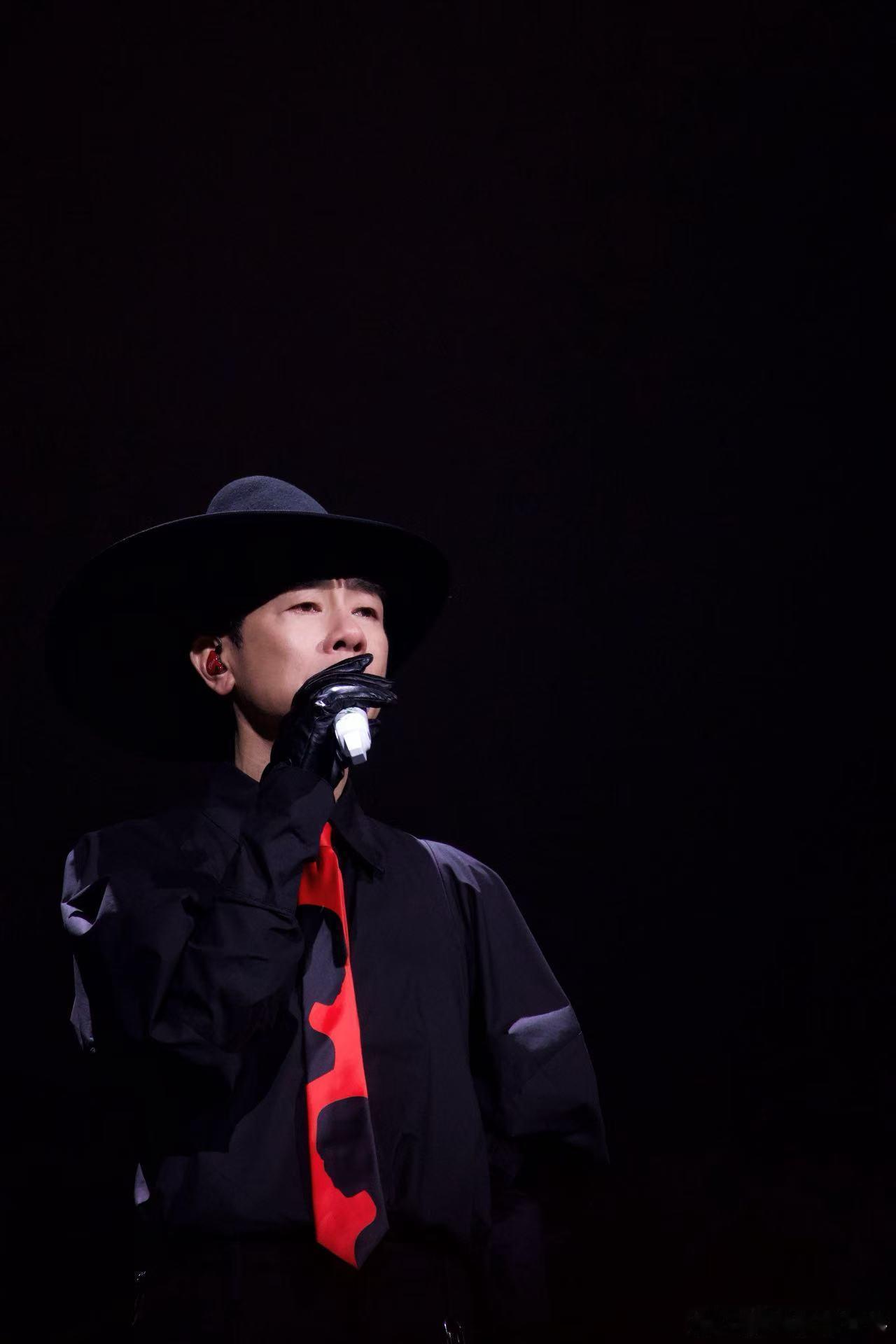 陈小春巡演歌单变更陈小春巡演把借过一下加上 巡演惊喜调整歌单，万众期盼的《借过一