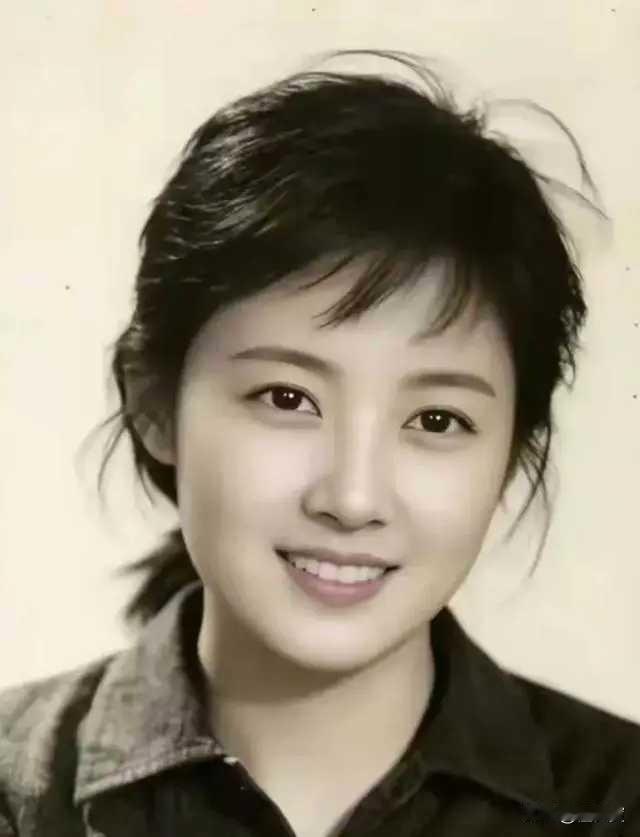 八十年代的黑白照片，让人感觉到真正的美，就是天然取雕饰，清水出芙蓉。