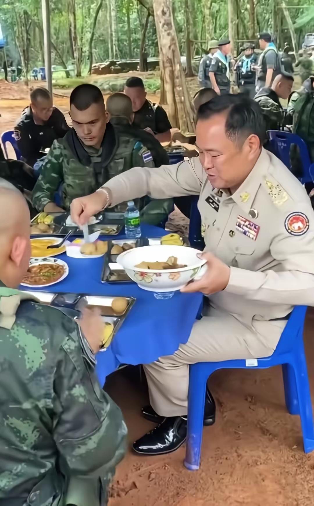 什么叫做越战越勇？
这泰国和柬埔寨之间的斗争，也是越演欲裂。
而泰国的总理现身前