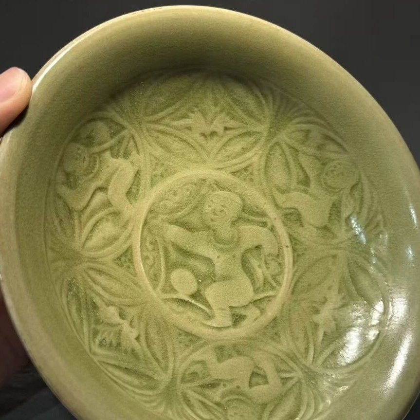 瓷说瓷话 磁州窑人物瓷盘，釉面像浙江龙泉窑中的“梅子青”奇不奇？ 上海