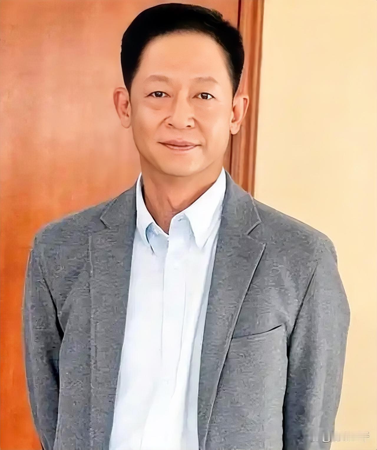 王志文说：
"我不高攀有钱人，因为我花不到他的钱；我也不低看穷人，因为他不靠我生