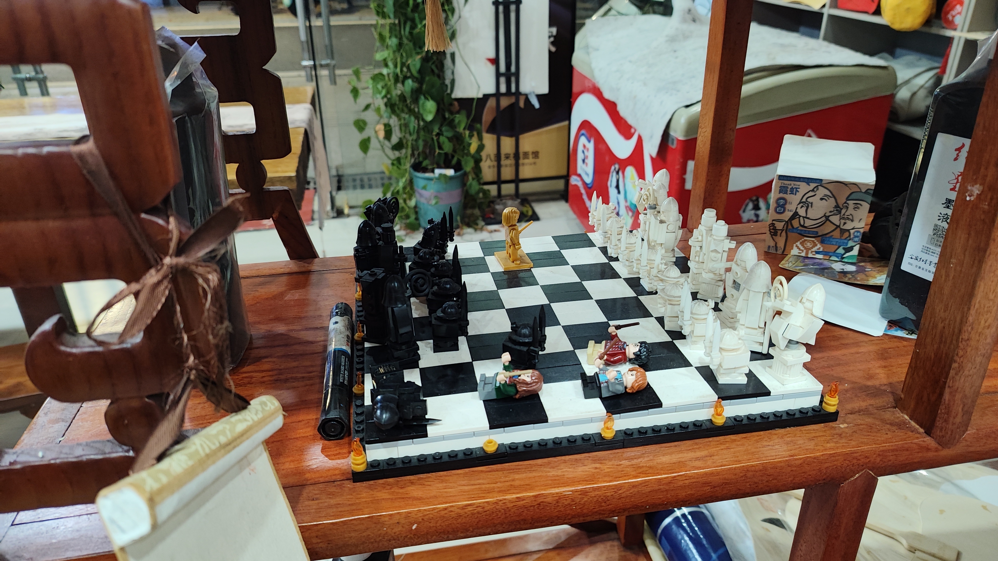 这些摆设也很有意思，真的很像谁家书房，有茶饼、棋子♟️、乐高,还有奖状 ​​​
