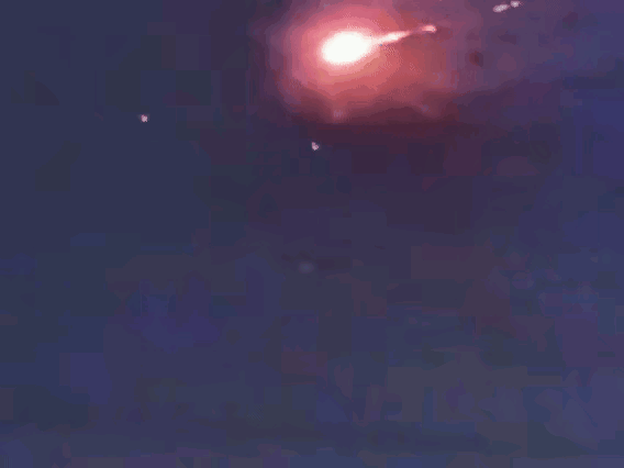 山东多地拍到的这个不明飞行物？到底是个啥？

晚上流传的视频很多，从不同地点、不