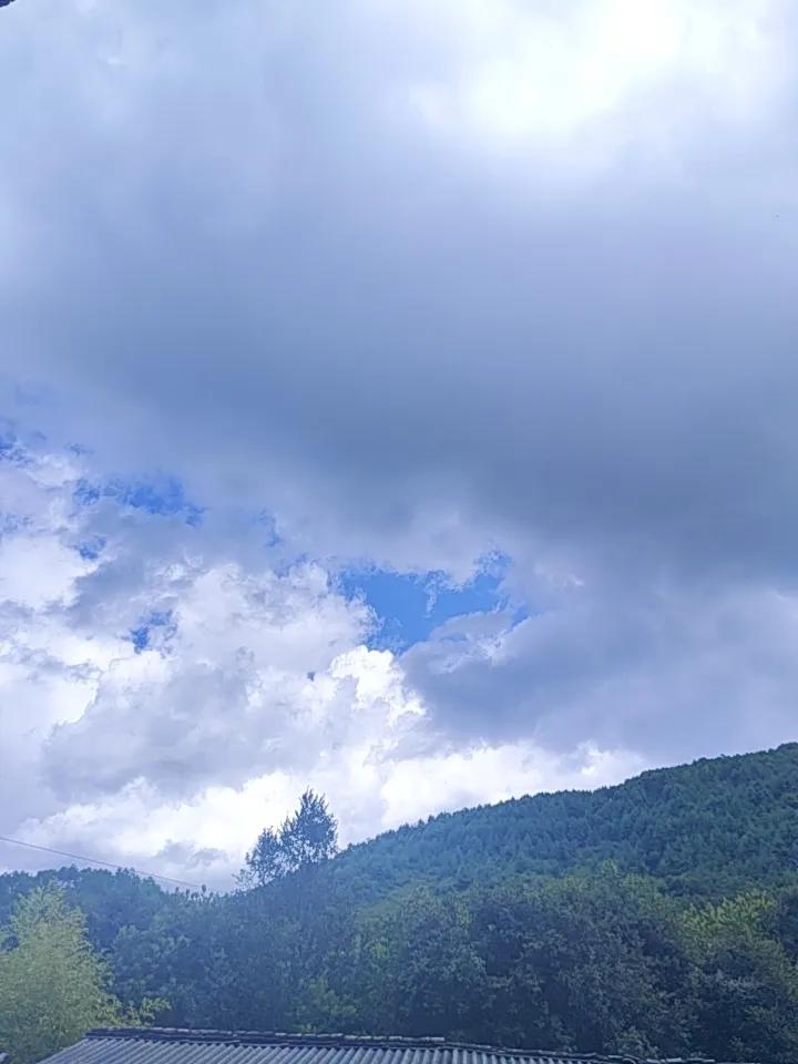 兰坪县通甸镇这雨下得可真够磨人的！昨晚下了一整夜，今天白天还阴云密布的。我能理解