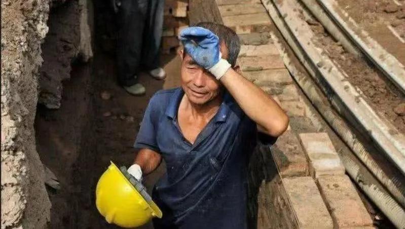 我34岁，刚从小游戏开发下来，目前在看node和后端内容。
做了6年小游戏，感觉