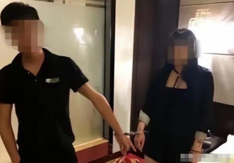 上海一对情侣入住酒店客房，在房间内私密相处过程中，男子察觉窗外存在异常，拉开窗帘