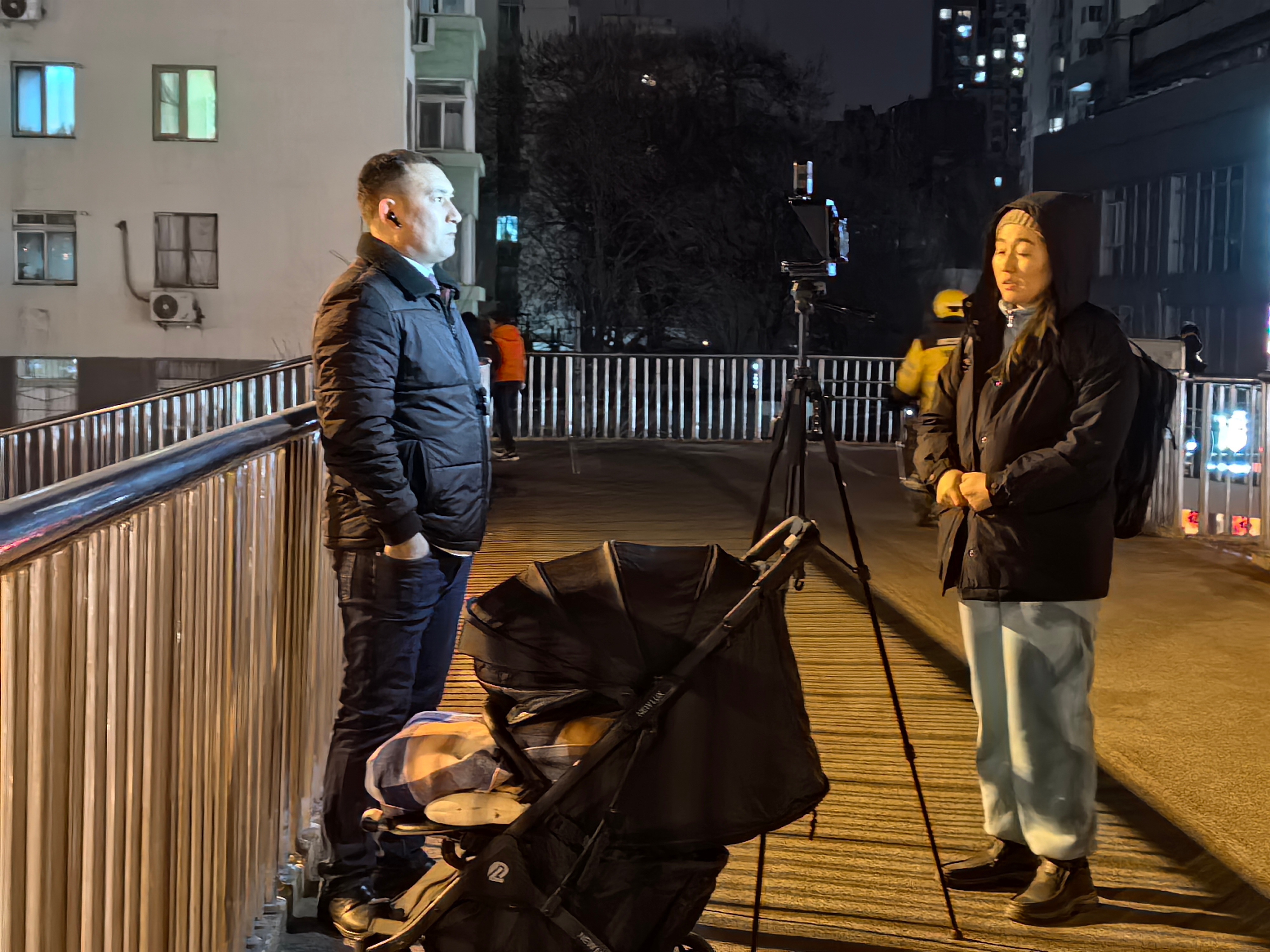 和朋友们喝酒，回家的路上，从立交桥上过去，有一对外国的夫妇带着孩子在做直播，在他