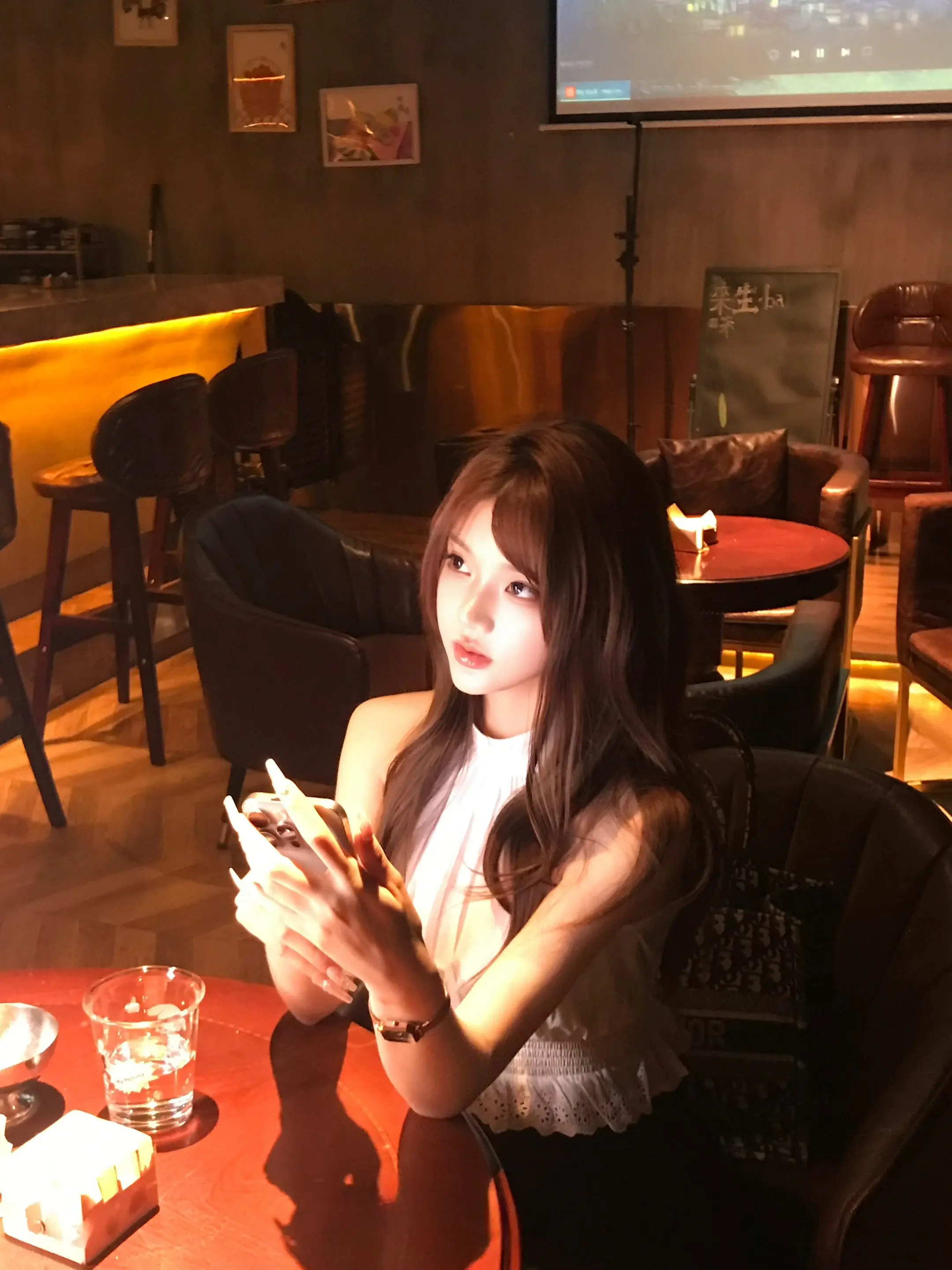 我总会买新衣服穿 买化妆品 做新美甲 买小蛋糕 我想吃什么就买什么 我...