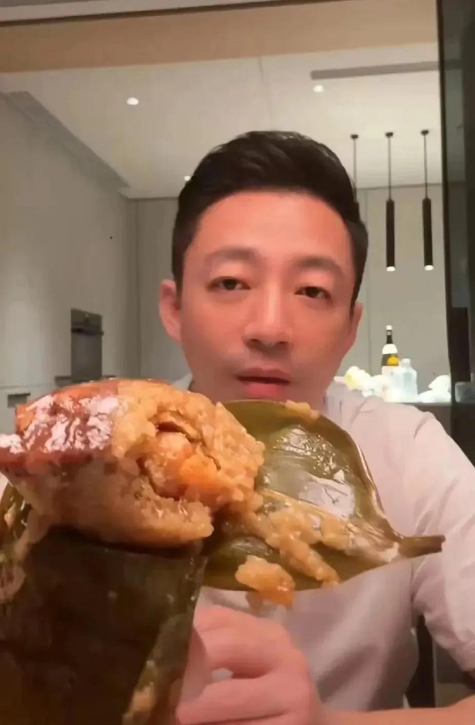 汪小菲卖粽子，直播间的朋友都笑了，他拿着一个肉粽，上来就说这是什么油腻的玩意儿，
