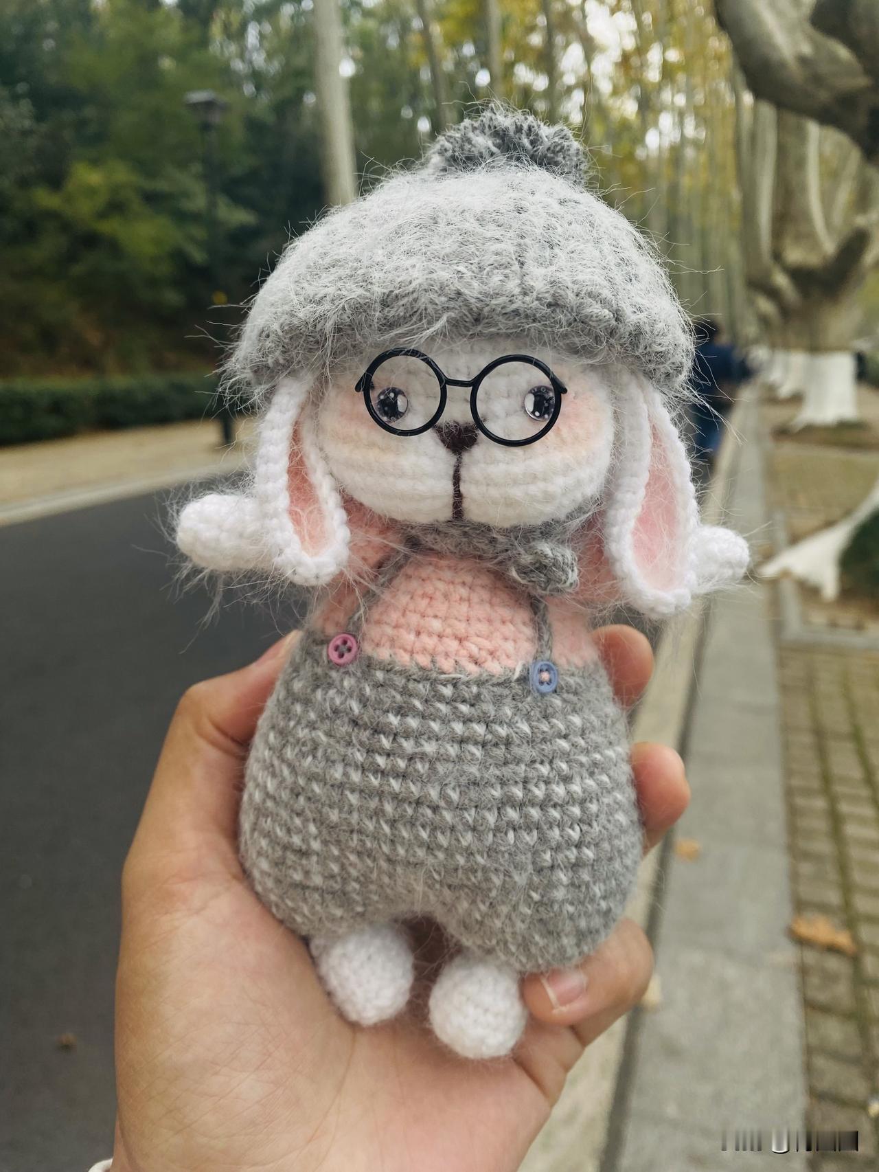 钩织这东西，钩玩偶的线不能粗，不然针眼大，不显精致。

费力钩的东西，卖贵了别人