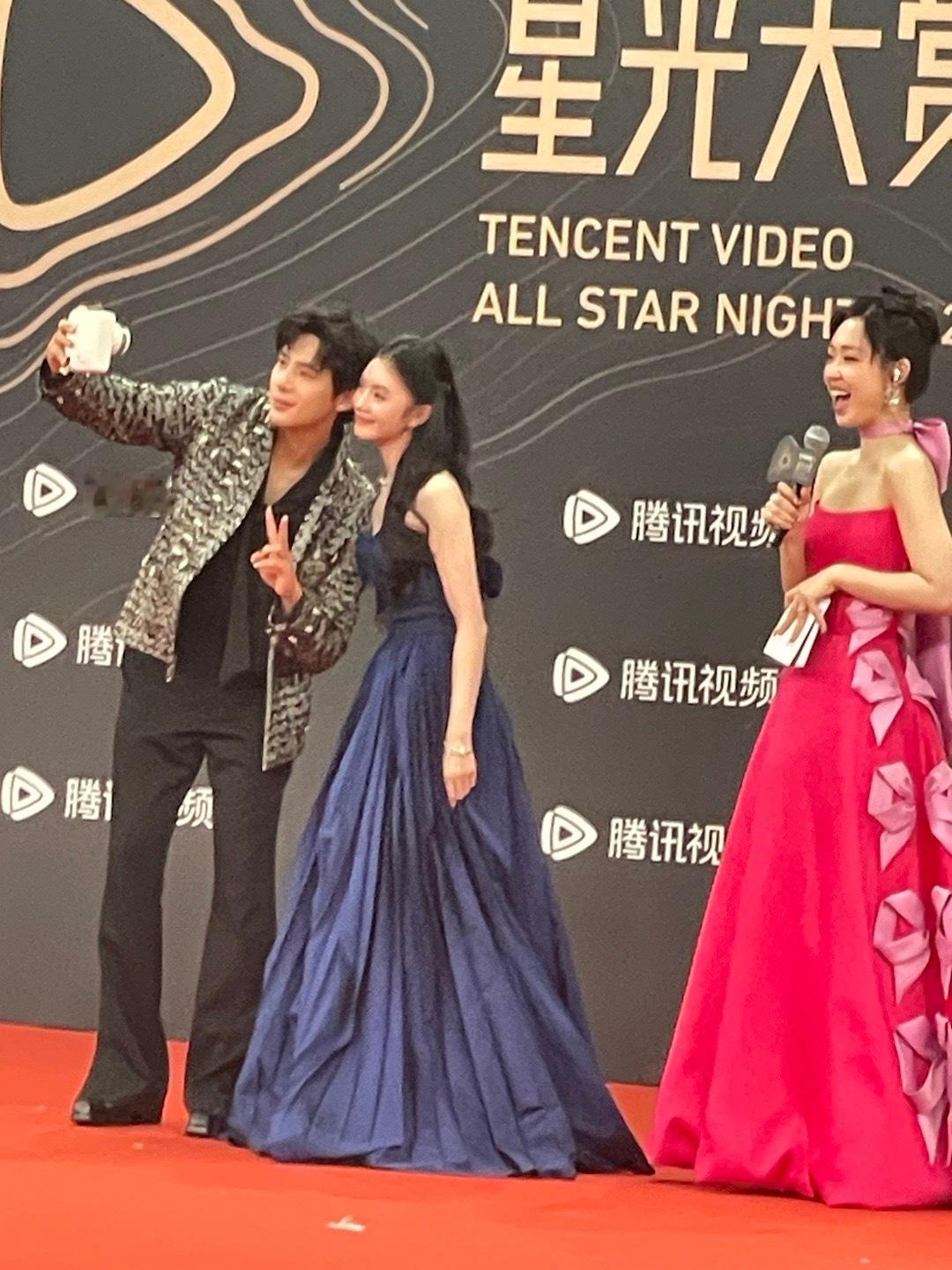 刘浩存王安宇红毯拍立得  刘浩存王安宇红毯贴贴  好甜！！ 
