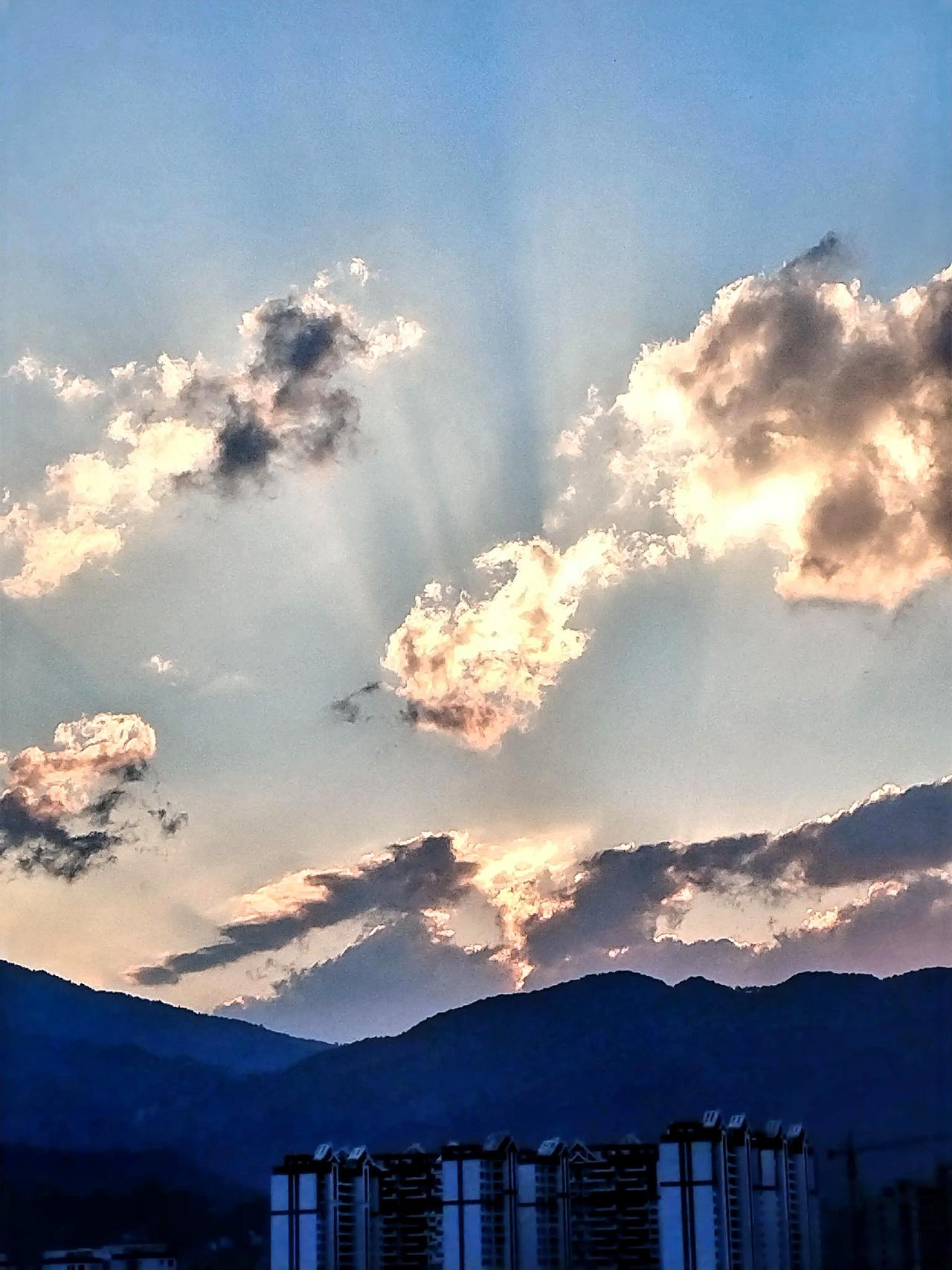 云卷云舒，山色入画。在这云卷云舒、山色入画的绝美景致中，每一朵云都宛如大自然精心