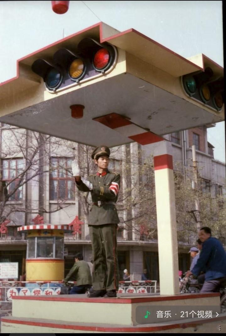 看到一位网友发的90年代的开封市行宫角大楼照片。