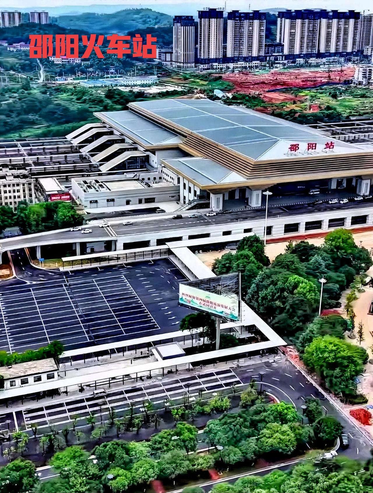 邵阳火车站，个人有一个吐槽的缺点，那就是火车站这个样式真的没规划好。那个火车站房