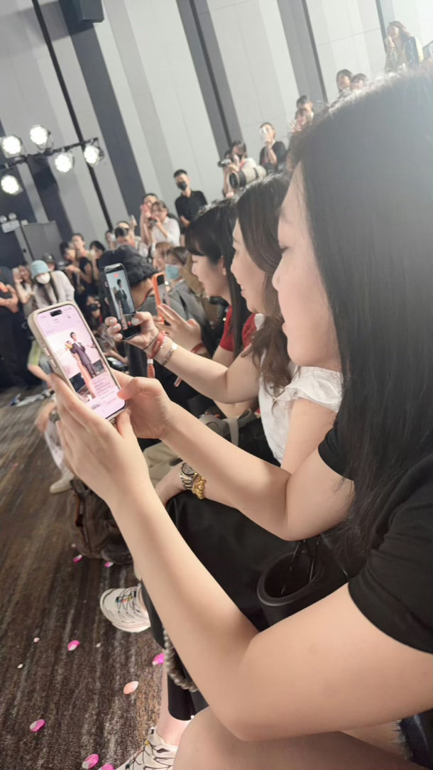 陈妍希拍张凌赫王楚然陈妍希拍的张凌赫王楚然🙋♀️羡慕追星成功!!!! 