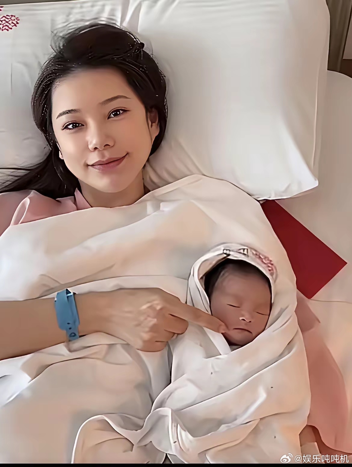 大家不用再猜了也不用再讨论了小汪宝的名字一锤定音了！没有跟妈妈姓。大名叫汪星野。