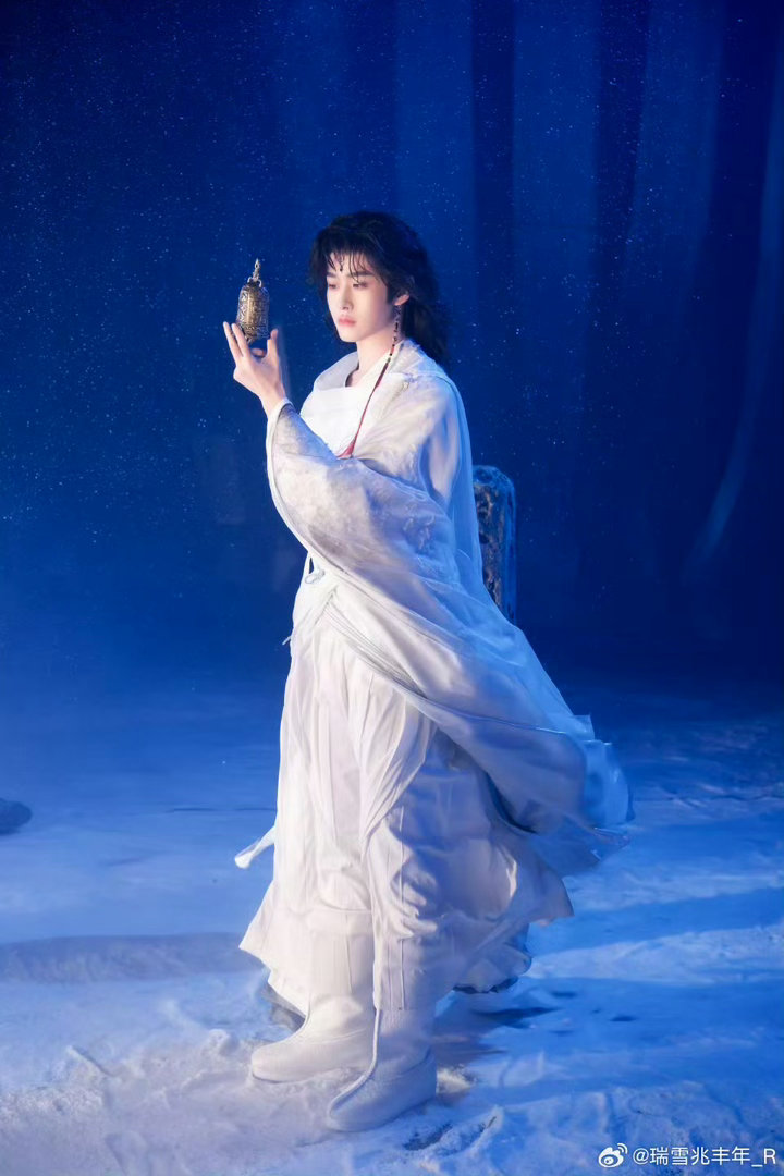 鞠婧祎田嘉瑞她在闹他在笑月鳞绮纪 龙神大人的宠妻日常太好磕了！嘴上恶狠狠要把露芜