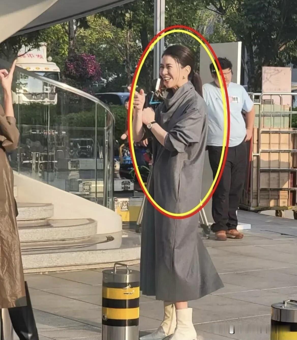 女神在电视剧里是那么漂亮，五官完美无瑕，但现实中的她却很普通，扎着简单的马尾，笑