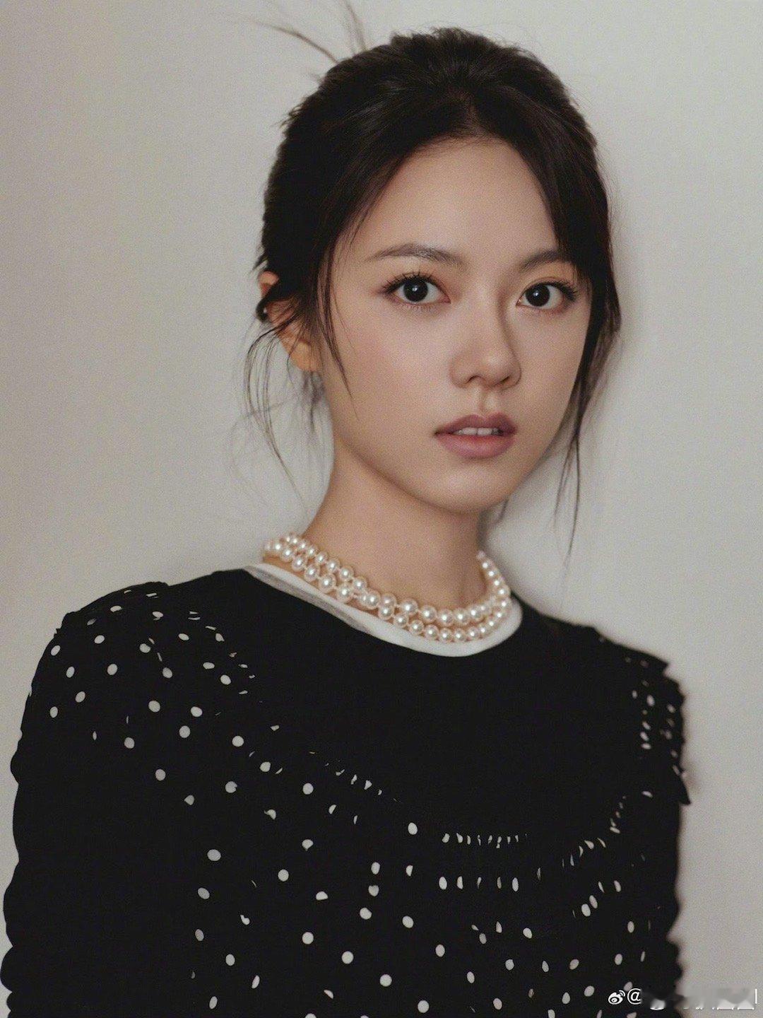 #赵今麦刘浩存MIUMIU出图# ，来看看小🌸的时尚感～ ​​​