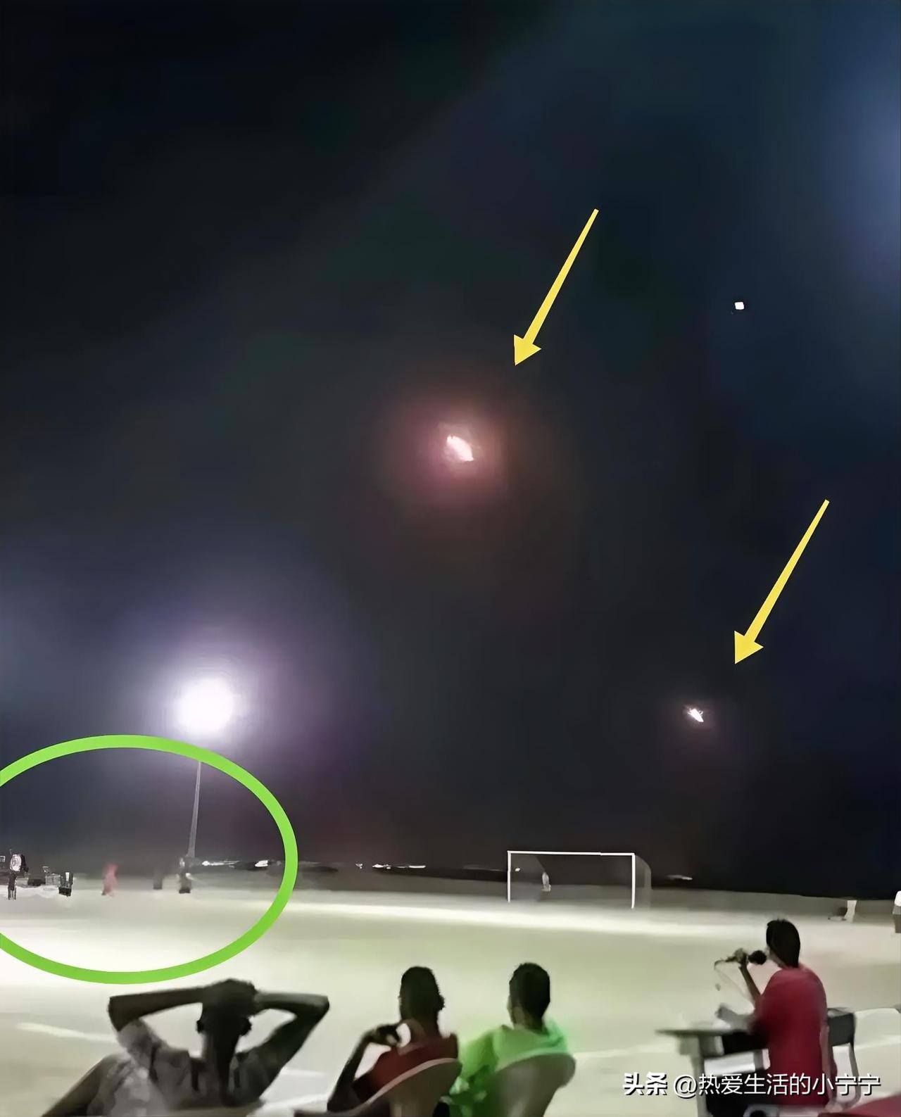 真的佩服伊拉克人民，绝对是见过大阵仗的！
    一个普通的足球场，一群孩子在踢