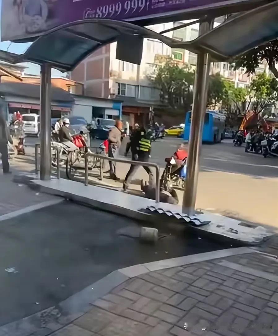 城管推倒老人致离世？停职侦办能否平息众怒？

街头一幕刺痛人心，视频中老人被身着