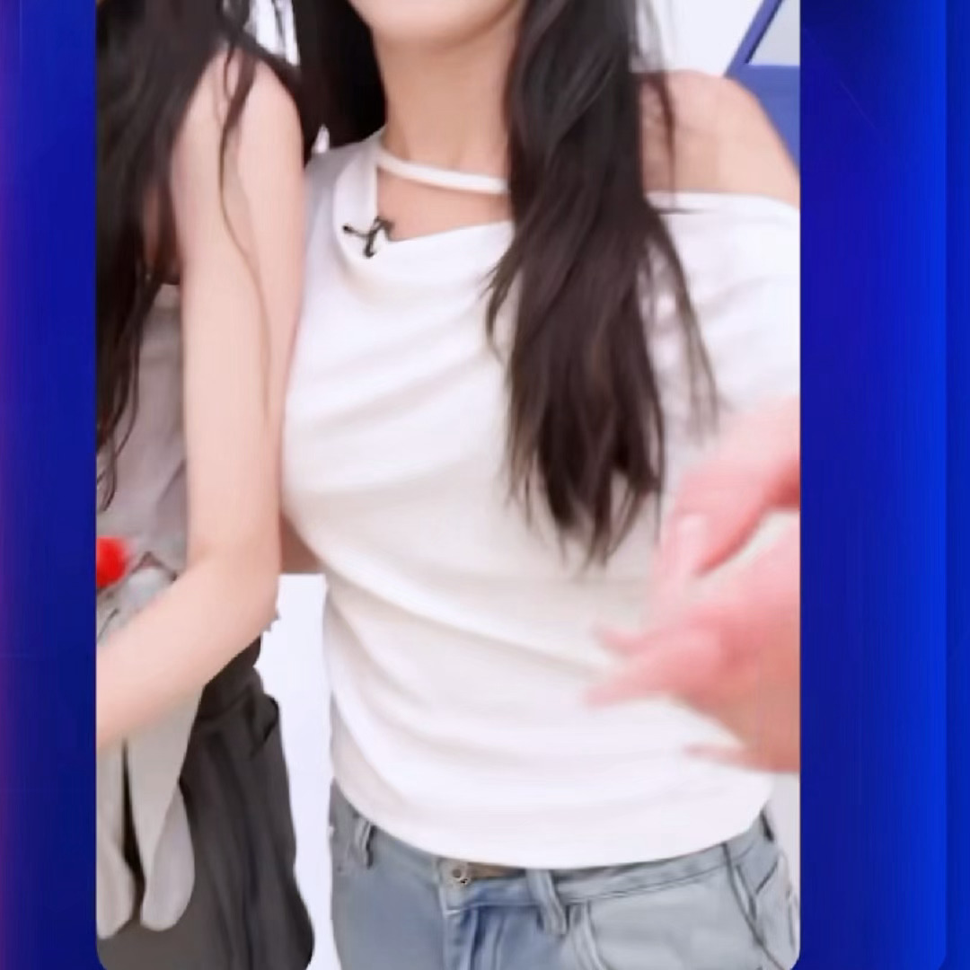 镜头一晃就突然搂上了…然后就一直搂着。真就这么爱吗。。晨晨我们就她了是吗就怡怡了