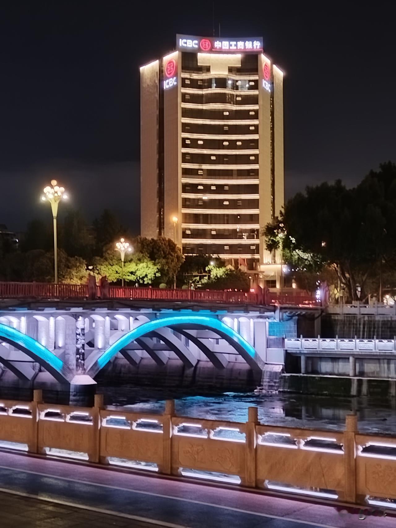 广安西溪河夜景美爆了

广安西溪河改造之后，昨晚我与家人首次于夜晚去河边散步，顿