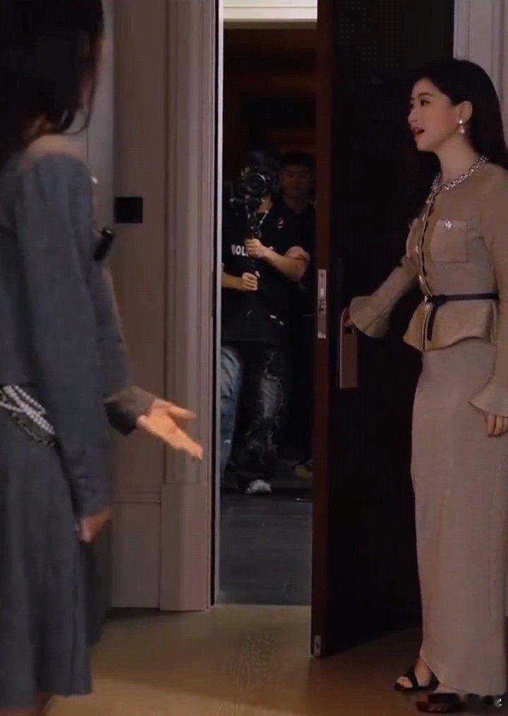 翁青雅 专业的人不一定比你专业多少 翁青雅前脚吐槽专业无用，后脚就因直播失误翻车